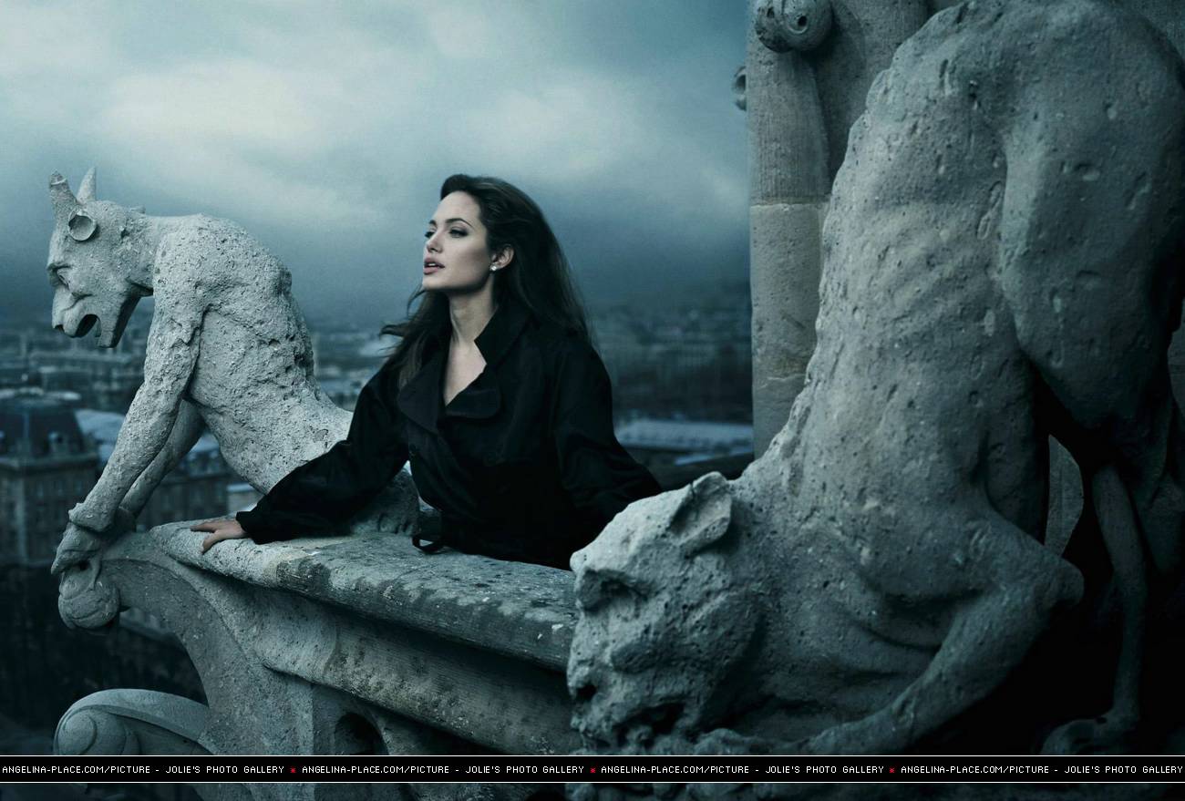 Angelina_Jolie_-_2005_l_Photoshoot_Annie_Leibovitz_2.jpg