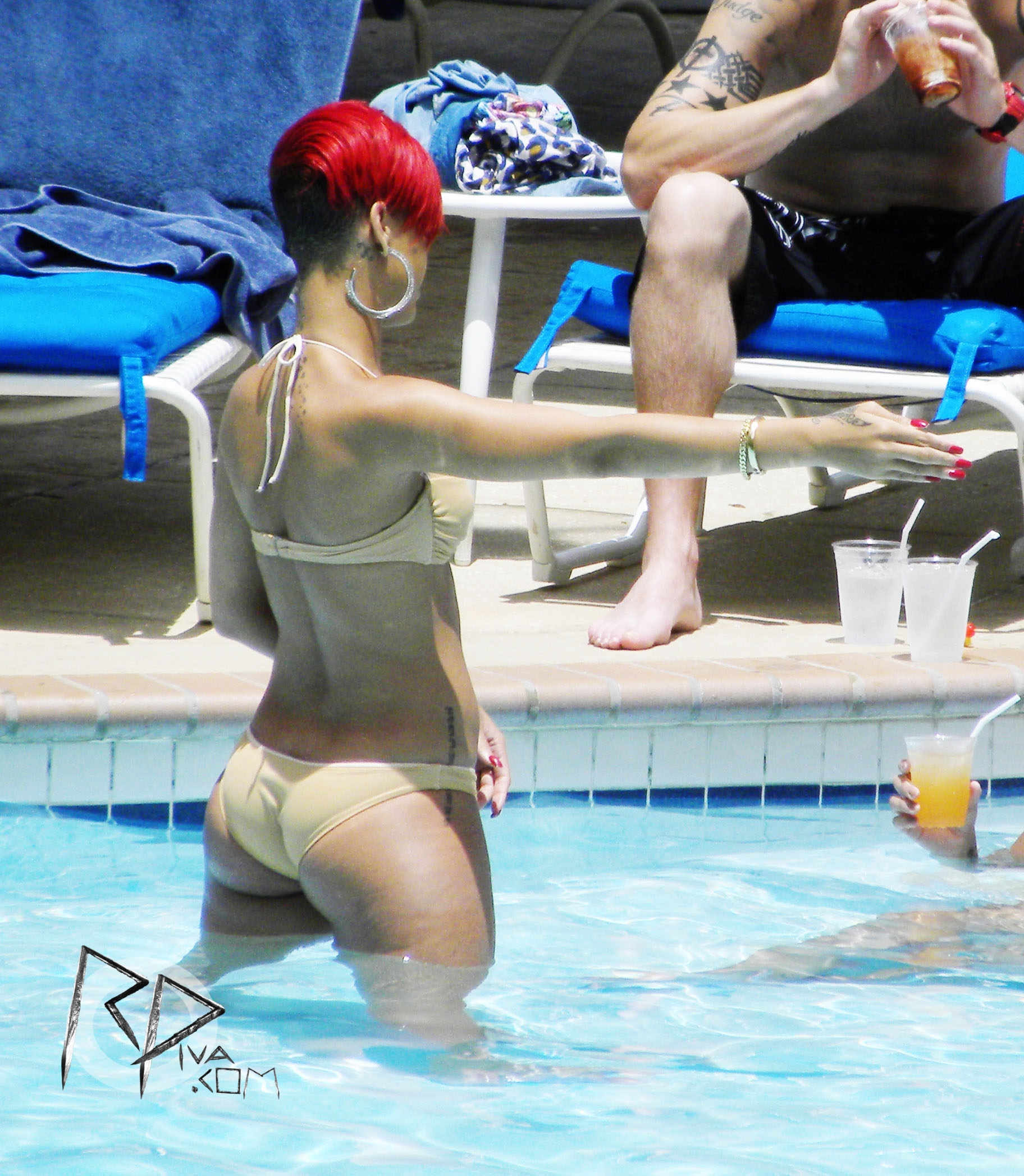Rihanna_--_2010_l_Mix_In_Bikini_34.jpg