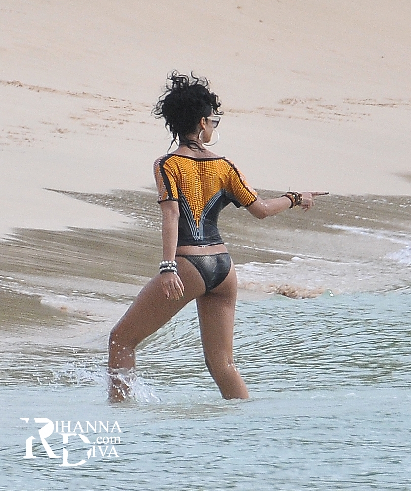 Rihanna_--_2009_l_Mix_In_Bikini_05.jpg